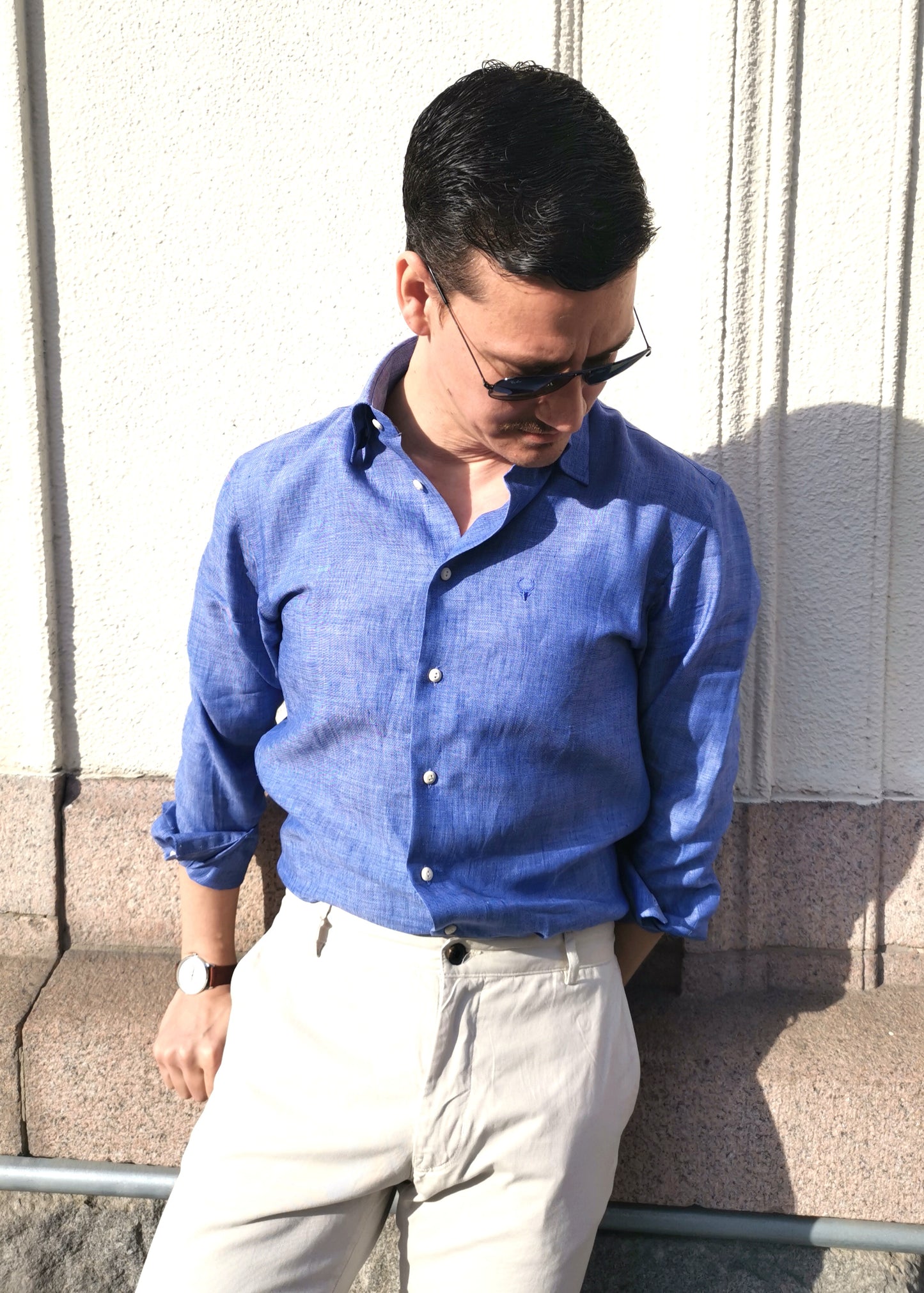 blå linneskjorta med handgjorda knappar